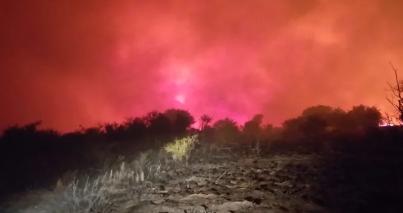 Lee más sobre el artículo Desde el domingo combaten un incendio de gran magnitud en Unión que afectaría a más de 20 mil hectáreas