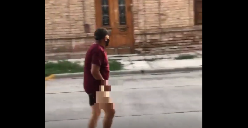 Lee más sobre el artículo VIDEO | Denuncian que un hombre se masturbaba mientras caminaba por la calle cerca de la UNSL